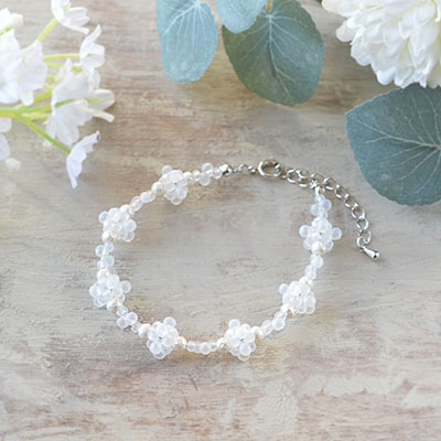 ドロップビーズボールのゆるふわブレス